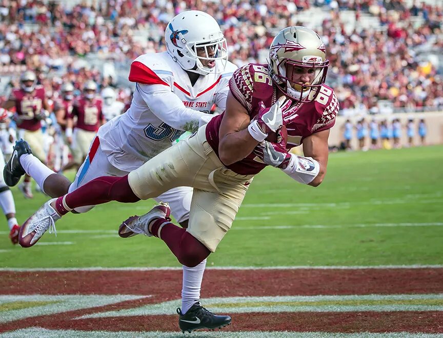 Zybin тачдаун. Тачдаун. Американский футбол квотербек. Тачдаун сола рейн. Тачдаун.