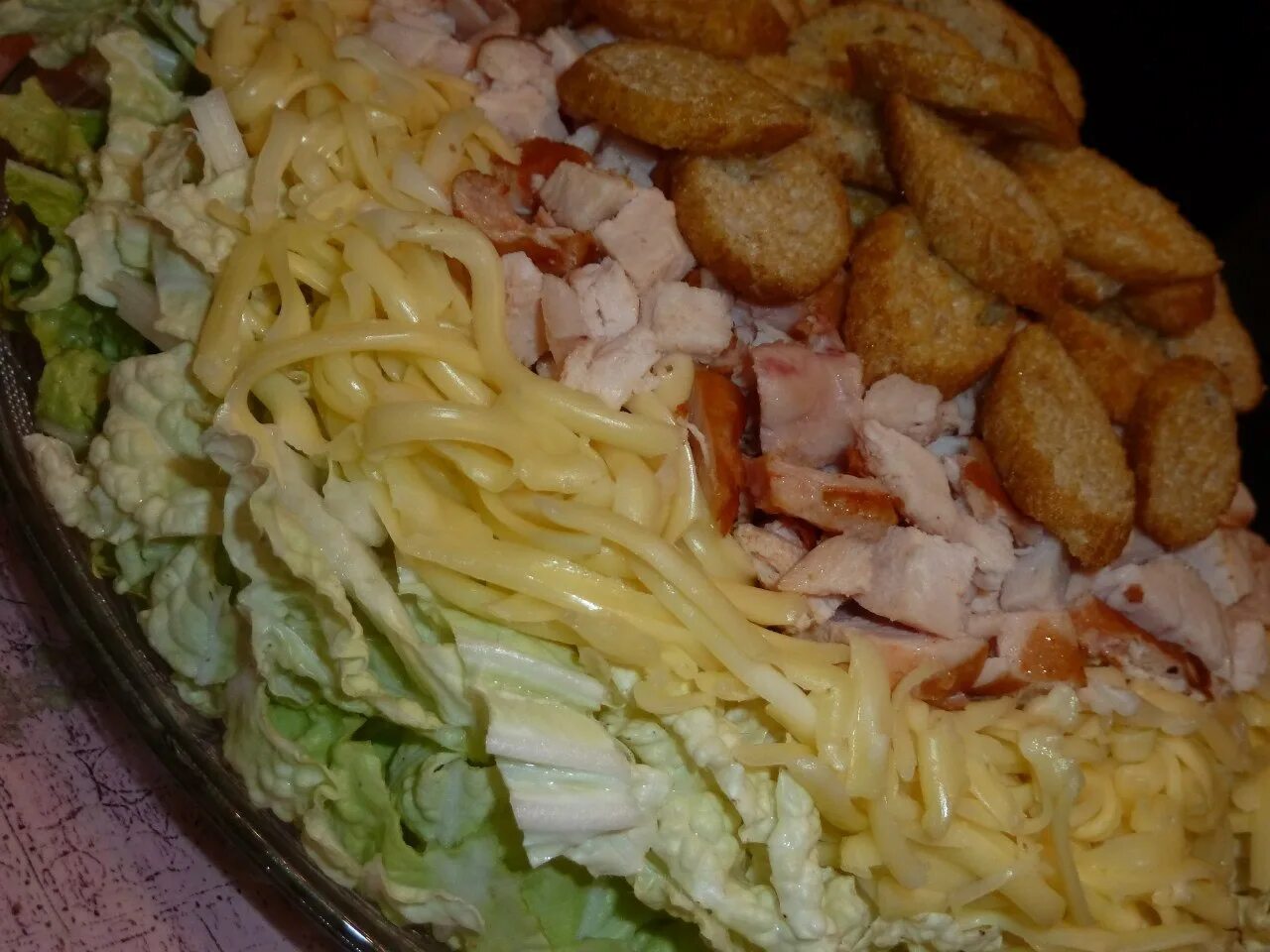 Салат из куриной грудки и пекинской капусты. Салат с пекинской капустой и копченой куриной грудкой и сухариками. салат с курицей и пекинской капустой и сухариками. салат с копчёной курицей и пекинской капустой. салат с курицей и сухариками.