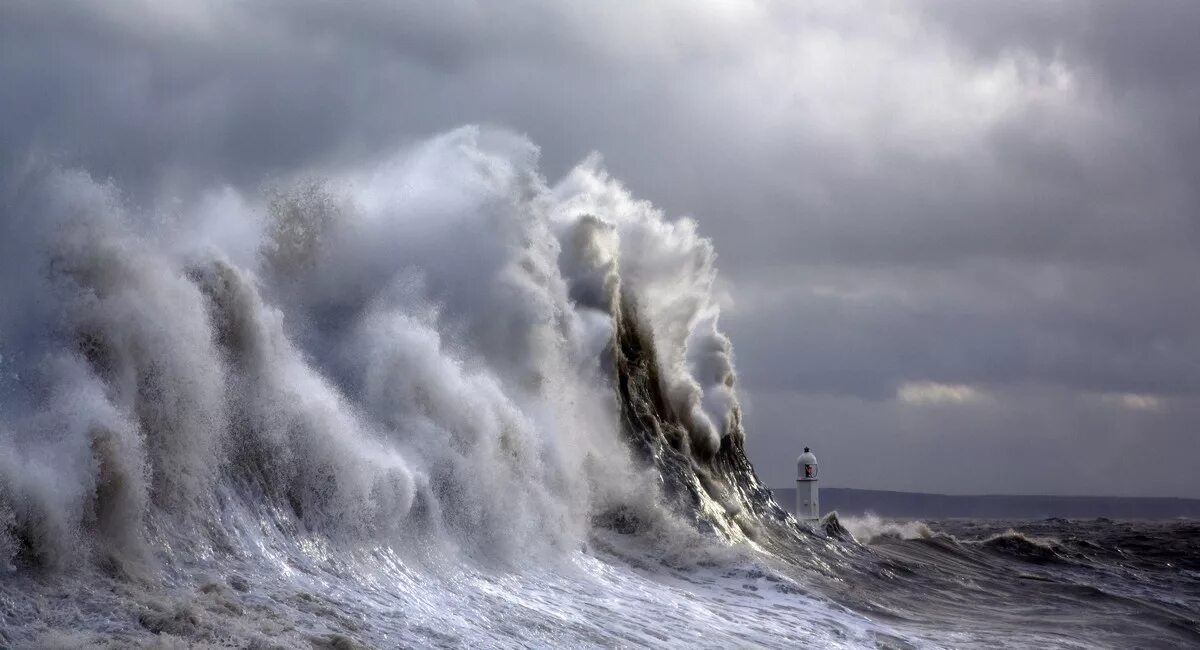 Корабли и огромные волны. Каспийское море шторм. Энди Симмонс пейзаж море шторм. Атлантический океан шторм. Тихий океан шторм.