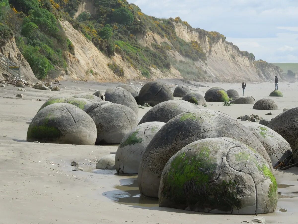 Остров большой камень. Валуны Моераки, новая Зеландия. Каменные шары Моераки в новой Зеландии. Каменные шары Коста-Рики Коста-Рика. Круглые валуны Коста Рики.