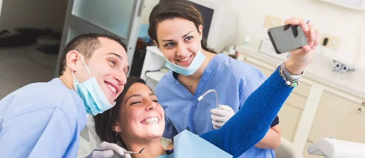 Стомотологическая клиника. Частные клиники протезирование. Довольный пациент у стоматолога. Хирургическая стоматология имплантология. Частные клиники протезирование.