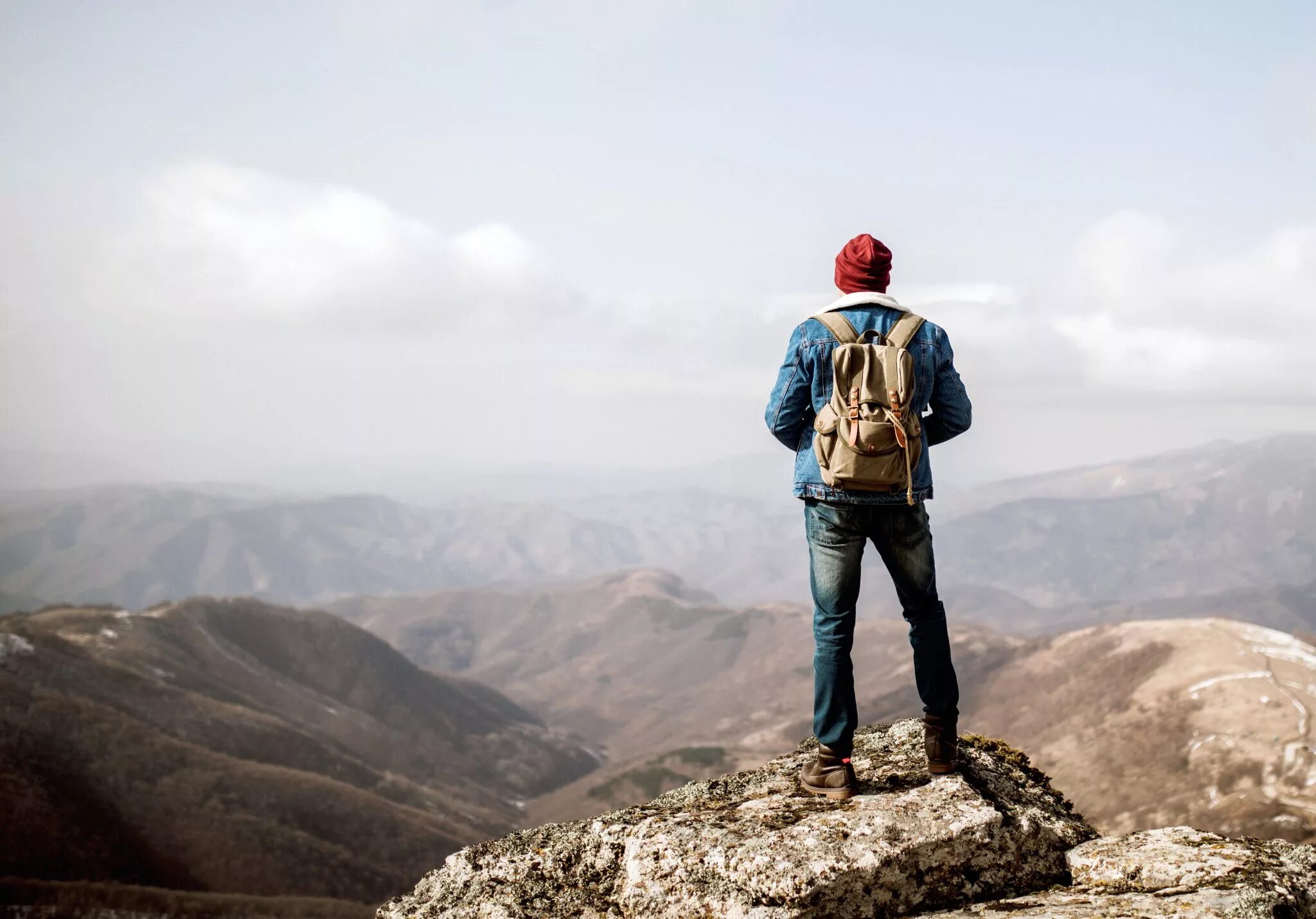 Вершина горы. Природа путешествия. Человек на фоне города. Человек на вершине горы. Горный человек.