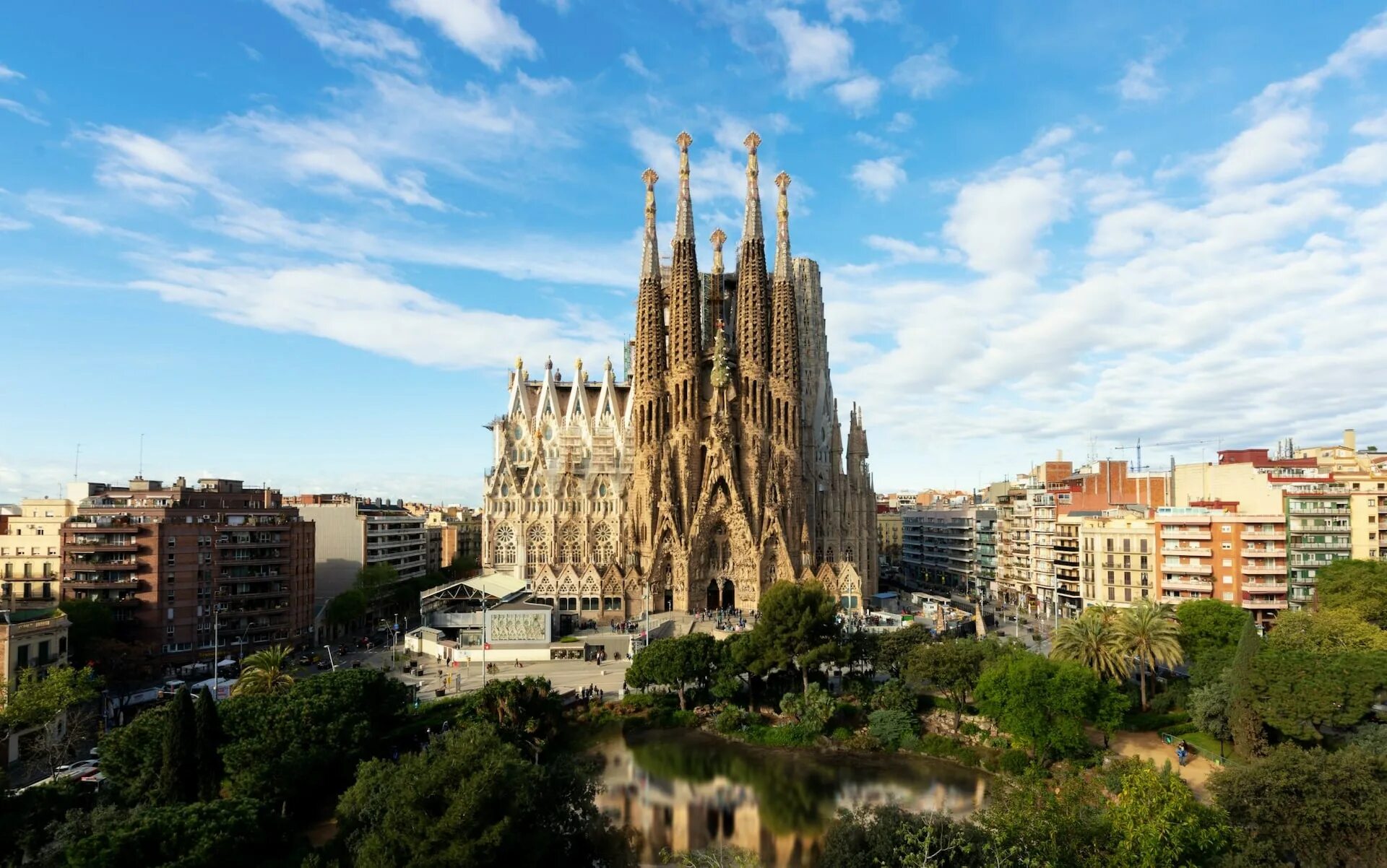 Unique landmarks. Саграда фамилия Барселона. Кран Саграда фамилия. Барселона город Солнечный. Барселона весной.