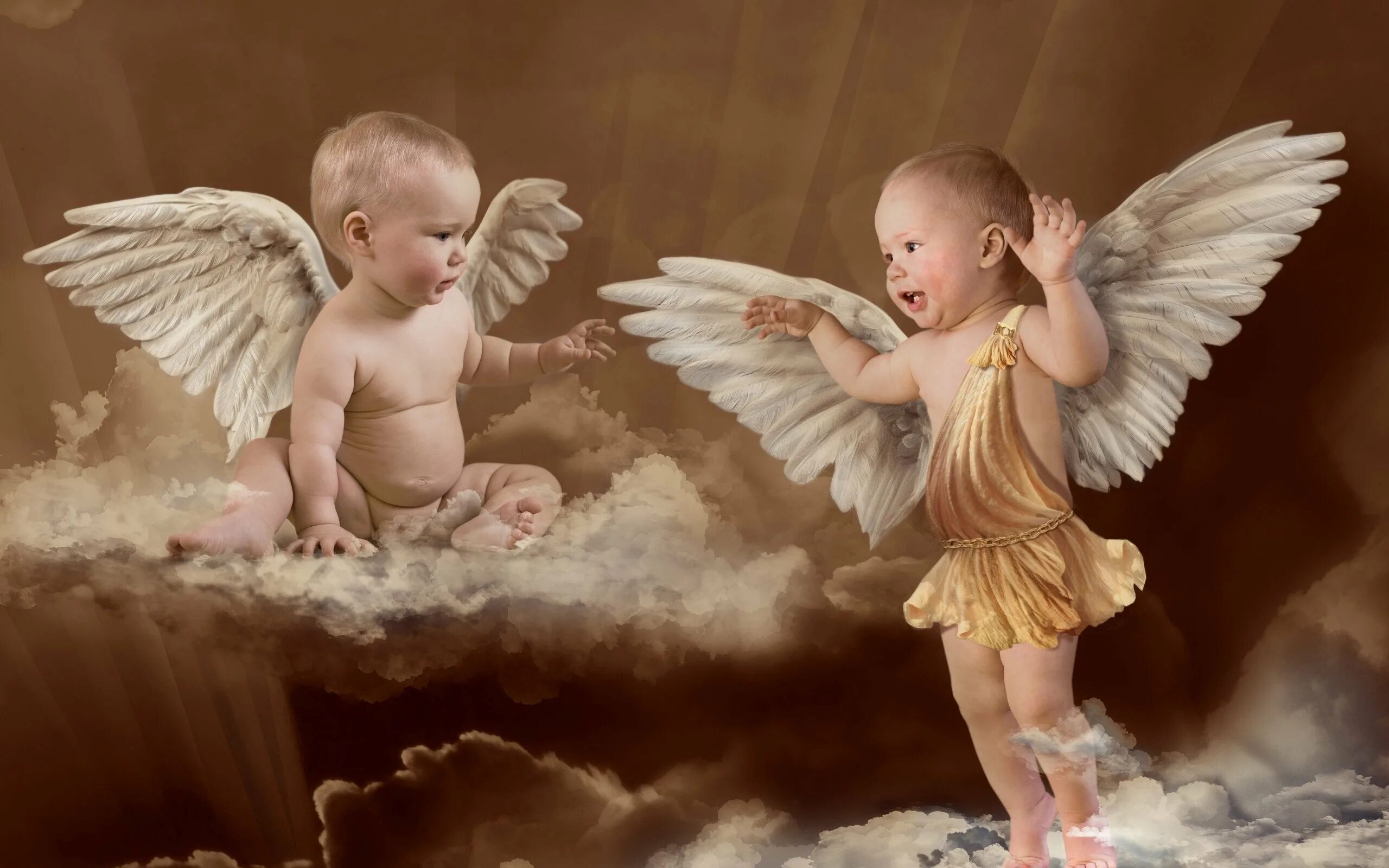 Ангелы радуются. Ребенок с крыльями ангела. Красивый ангел. Крылья для детей. Два ангела.