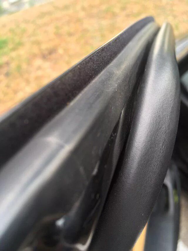 Скрип уплотнителей. Скрип уплотнителей. Скрип уплотнителей. Верхний уплотнитель дверей рено логан 2. Скрипят уплотнители дверей логан.