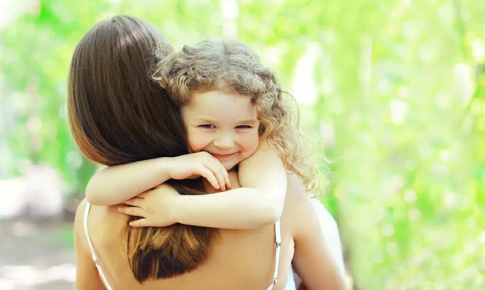 Обнимаю как родную дочь слушать. Девочка обнимает маму. обнимает ребенка. мать обнимает ребенка. девочка и мама обнимаются.