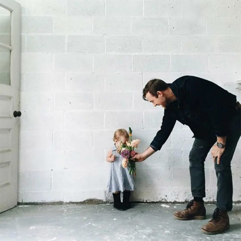 влечение к детям. семья в постели. дочка перед папой. дочка перед папой. фотосессия с папой.