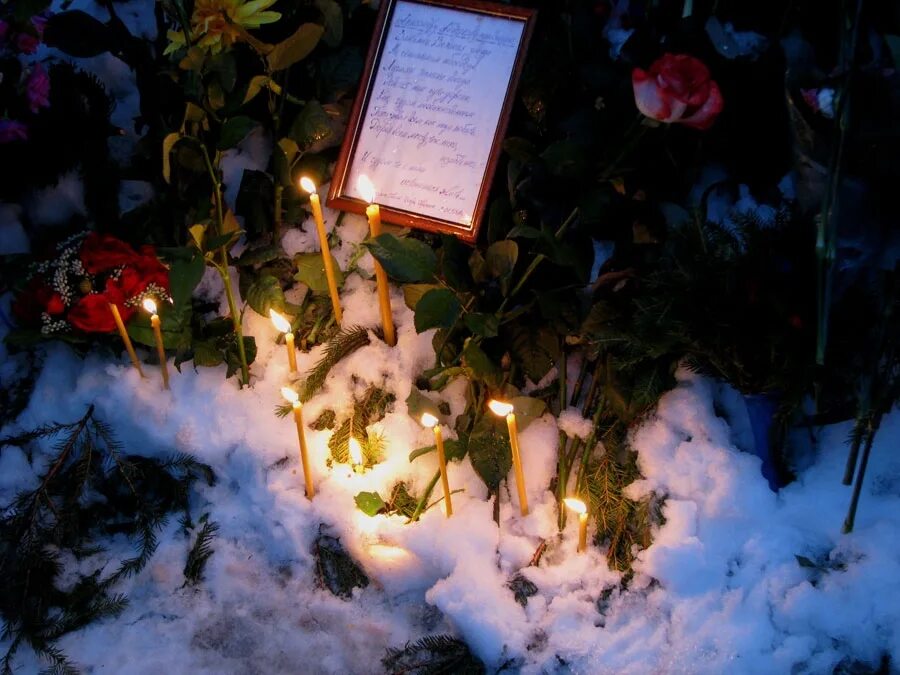 Свечка на кладбище. Могильная свеча. Кладбищенские свечи. Ночное кладбище. Кладбищенские свечи.