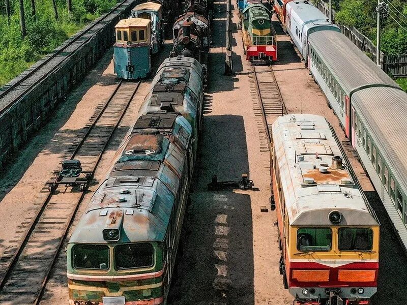 База железных дорог. Кладбище поездов СПБ Лебяжье. Станция Лебяжье кладбище поездов. База железнодорожной техники Лебяжье. Музей поездов в Лебяжье.