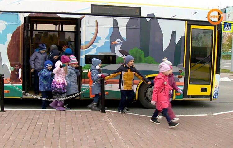 Автобусы дети новый. Детский автобус. Деты выходят из автобуса. Детская экскурсия автобус. Дети в автобусе на экскурсии.