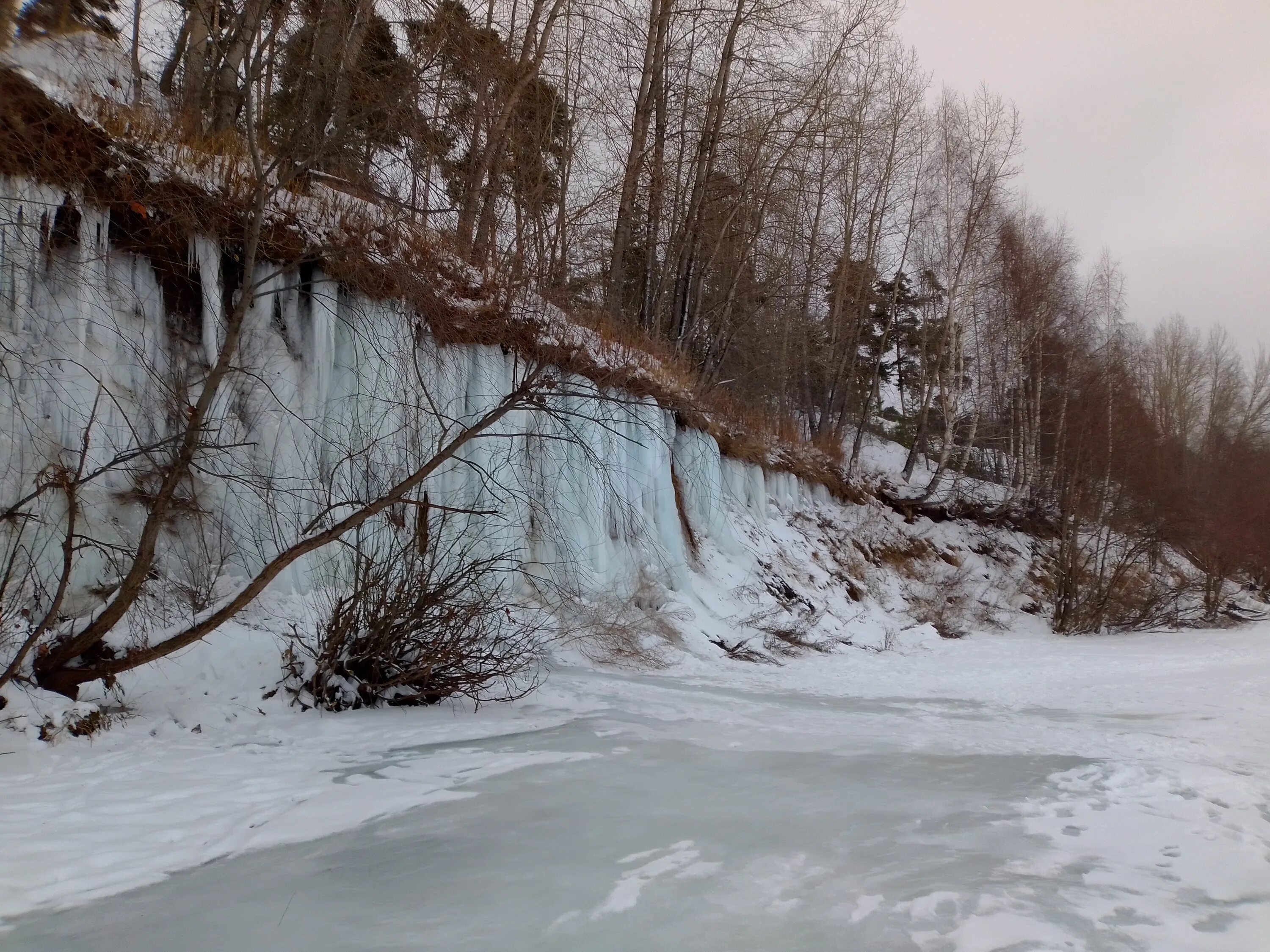 Закамский ледопад. Ледопад в закамске. Закамские водопады пермь закамск. Искусственный ледопад на столбах. Ледопад в закамске.