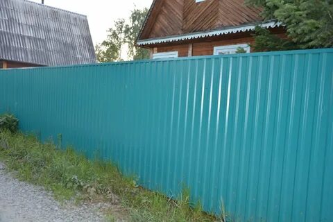 Забор из профнастила с планкой сверху