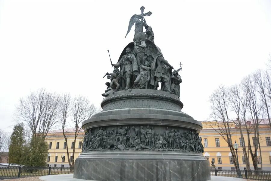 великий новгород колокол памятник. памятник тысячелетие россии великий новгород. когда восстановили памятник тысячелетию в великом новгороде. памятник тысячелетия руси. монумент тысячелетие россии в великом новгороде средний ярус.