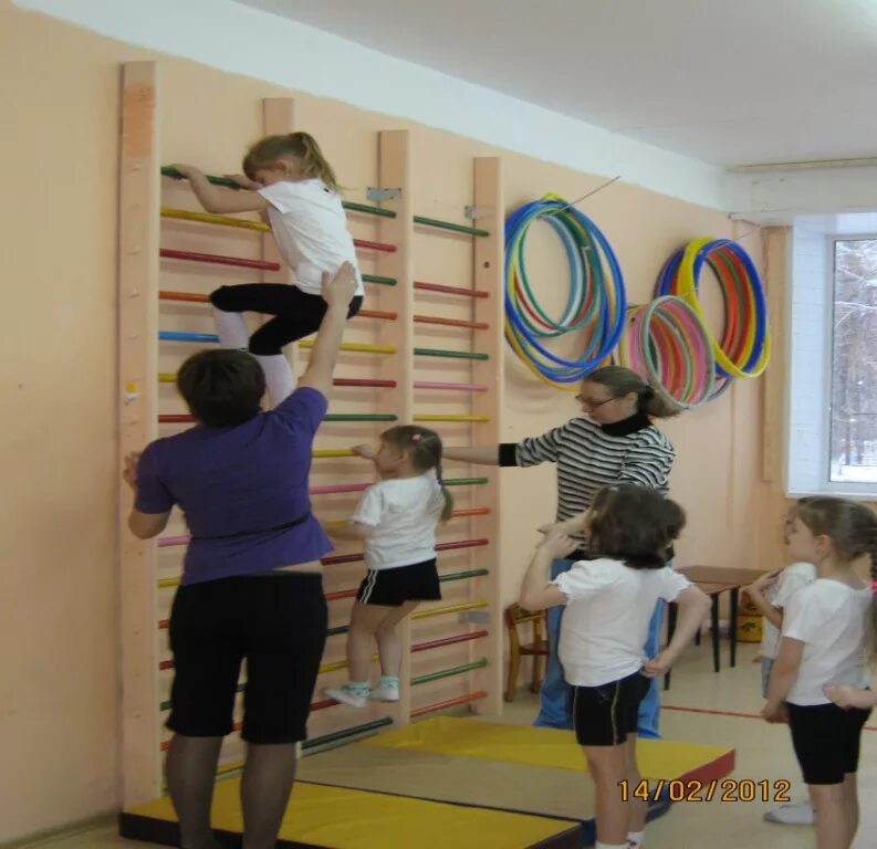 лазание в детском саду. гимнастическая стенка для детей в доу. подвижная игра лазание. подвижная игра горячая картошка. подвижные игры с лазанием.