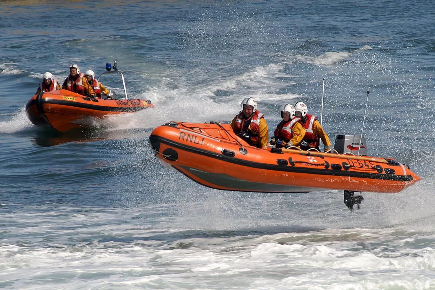 Какие спасательные лодки. Лодка спасателей. катера rnli. лодки для спасателей алюминь. coast guard boat.