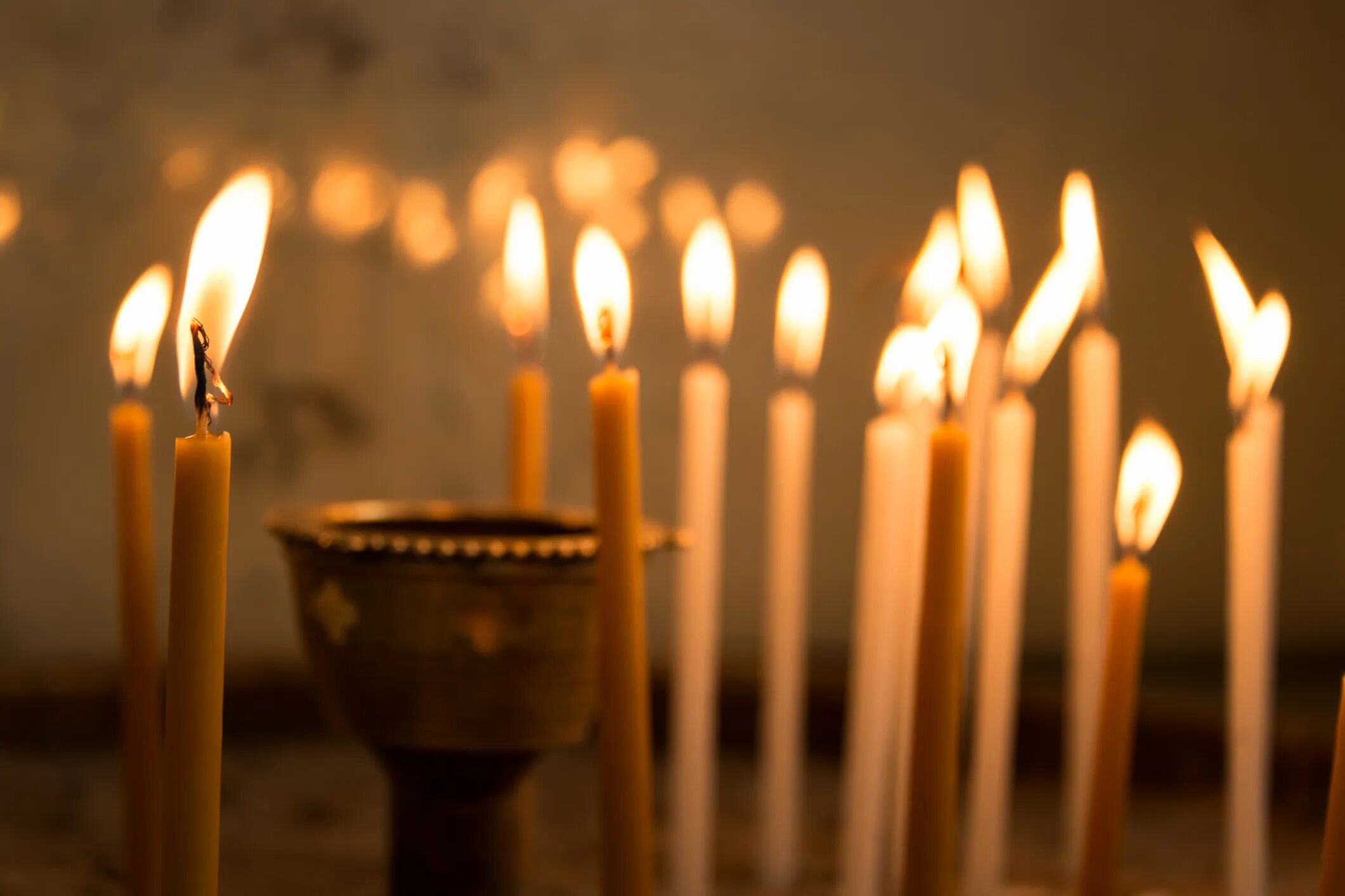 уличные свечи. закрытая свечка. свеча ритуальная лампада. ароматизированные свечи в баночках. красная свеча поминальная.