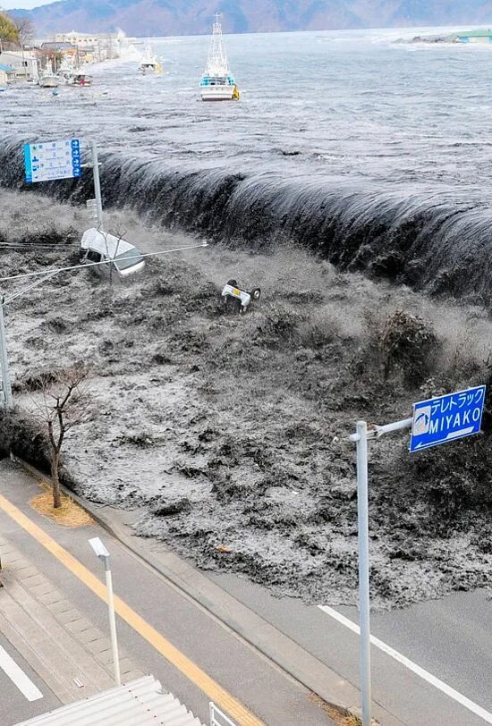 Волна землетрясения. ЦУНАМИ. ЦУНАМИ В Японии. Наводнение. ЦУНАМИ фото.