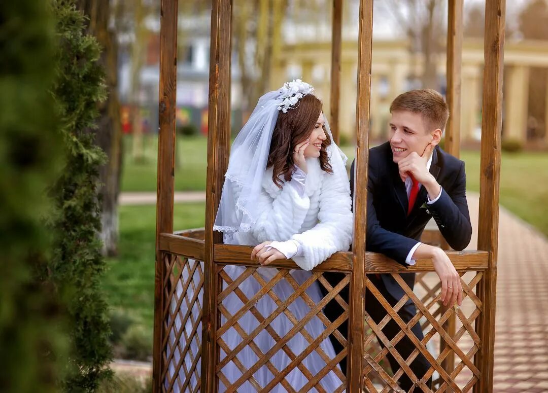 Погуляем на свадьбе. Свадебная фотосессия на скамейке. Свадебный фотограф Краснодар. Прогулка молодых свадьба. Свадьба молодёжи прогулка.