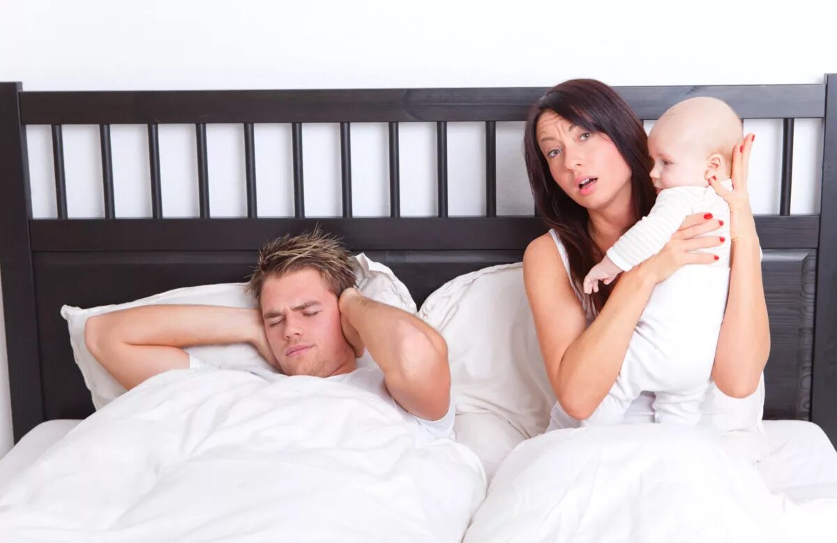 Что чувствует мужчина ребенок. Папа успокаивает малыша. Что чувствует мужчина ребенок. Мужчина с ребенком. Мама с ребенком за руку.