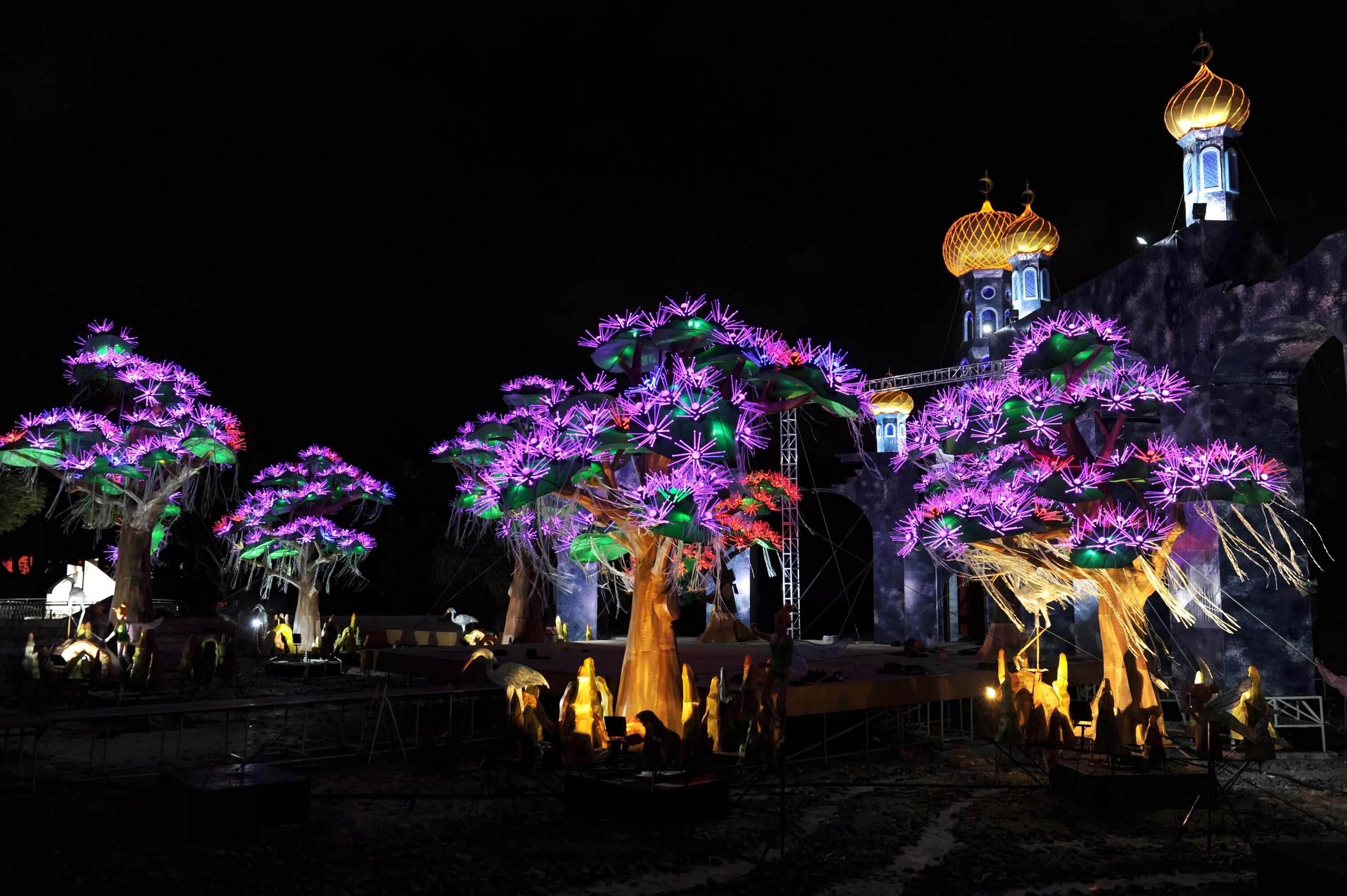 Светящийся парк в дубае. Световые инсталляции. Дубай парк светящихся фигур. Глоу парк в дубае. Подсветка деревьев.