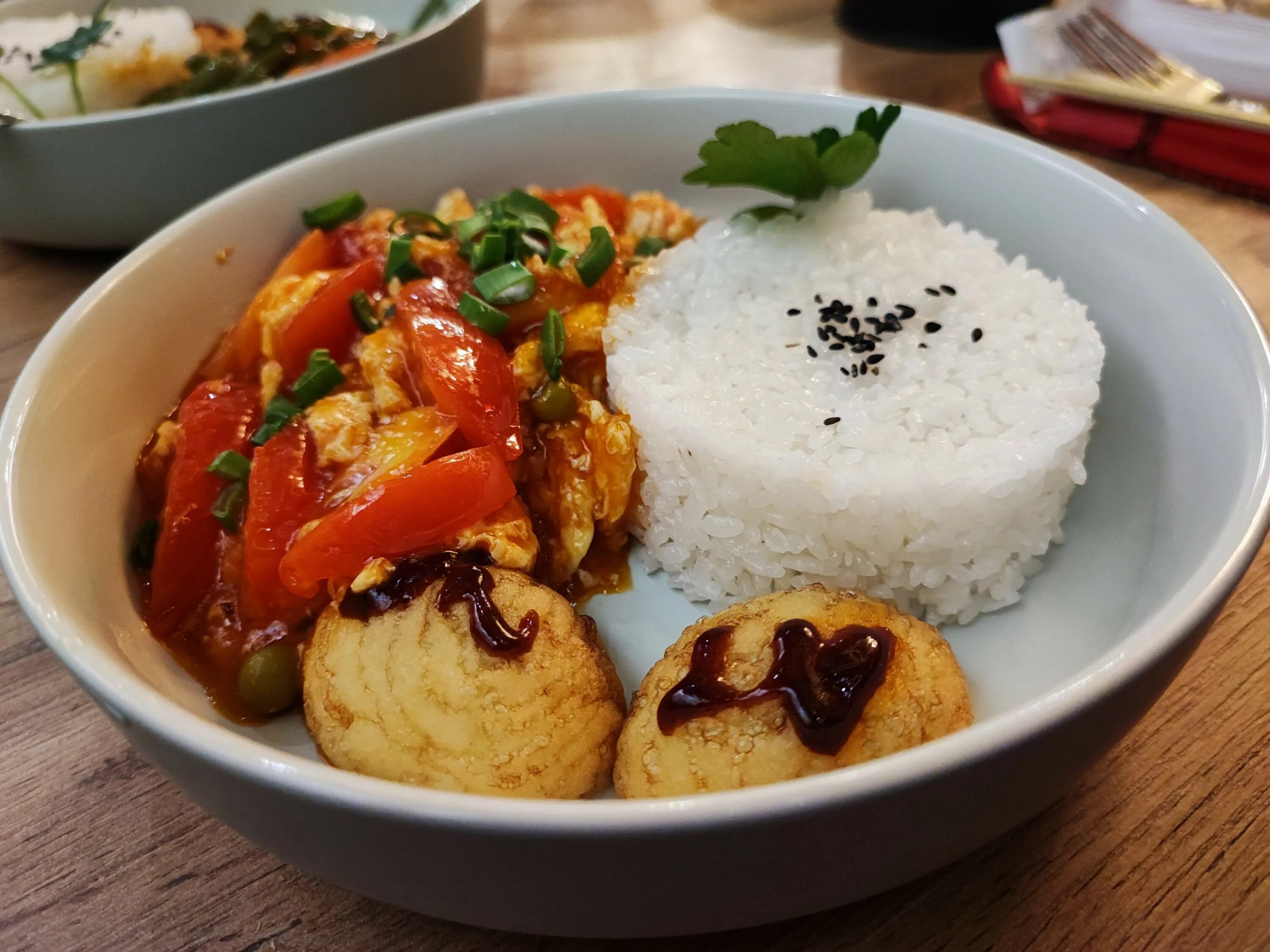 Китайская кухня. Май китай ресторан. Азиатская еда красноярск. Суши вок туапсе. Азиатская еда.