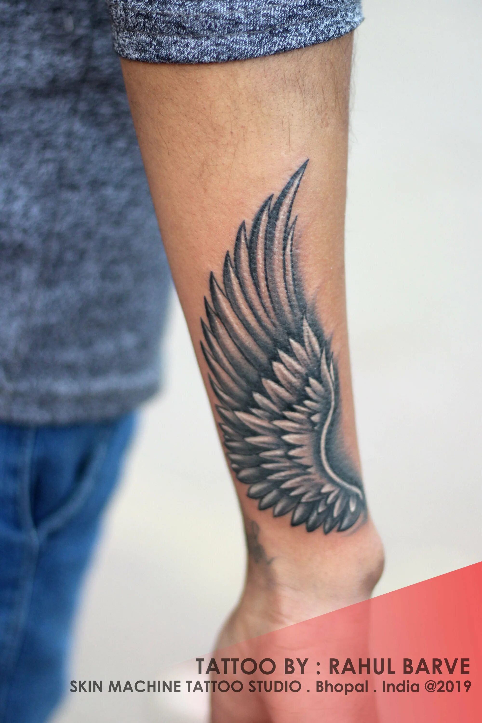 тату на запястье для девушек. тату крылья на запястье. тату крыло на руке у девушки. тату крылья ангела на руке. тату ангел маленький.