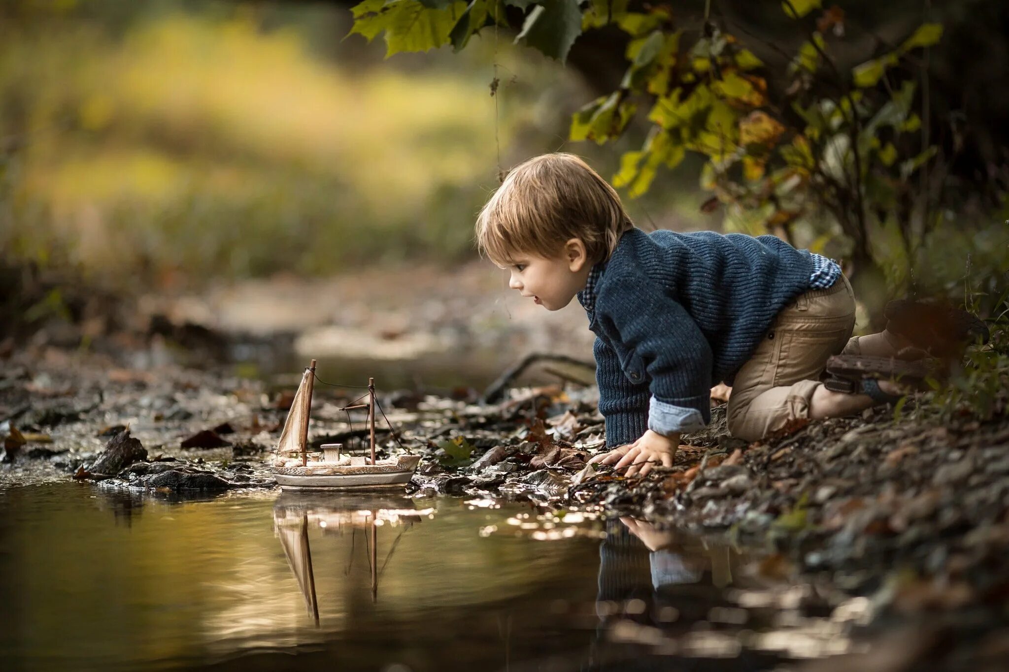 Дети и природа. Мальчик на природе. Мальчик с корабликом. Размышления мальчика