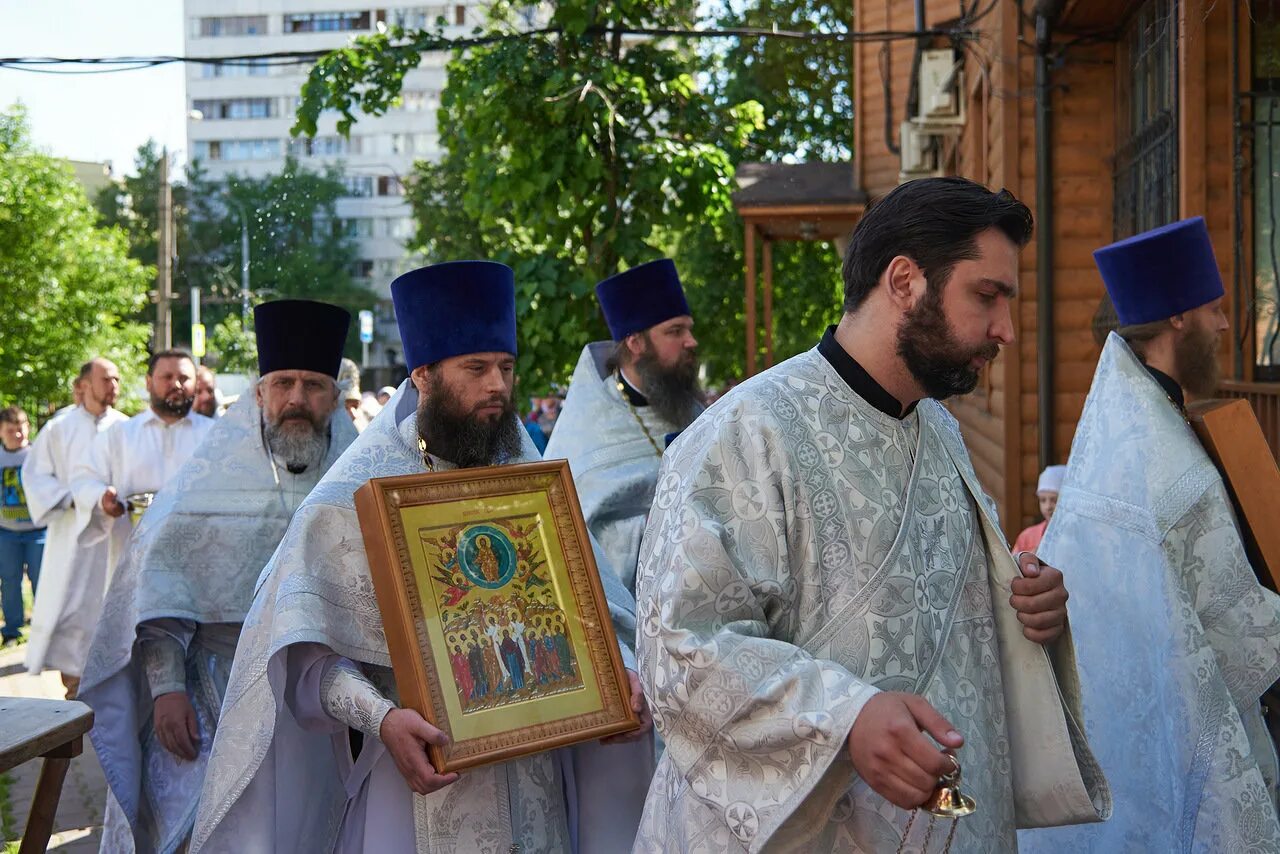 Ермоген зюзино. Храм святителя Ермогена в Зюзино. Храм Ермогена в Тушино. Храм свмч Ермогена в Чертанове. Церковь священномученика Ермогена в Чертаново батюшки и помощники.