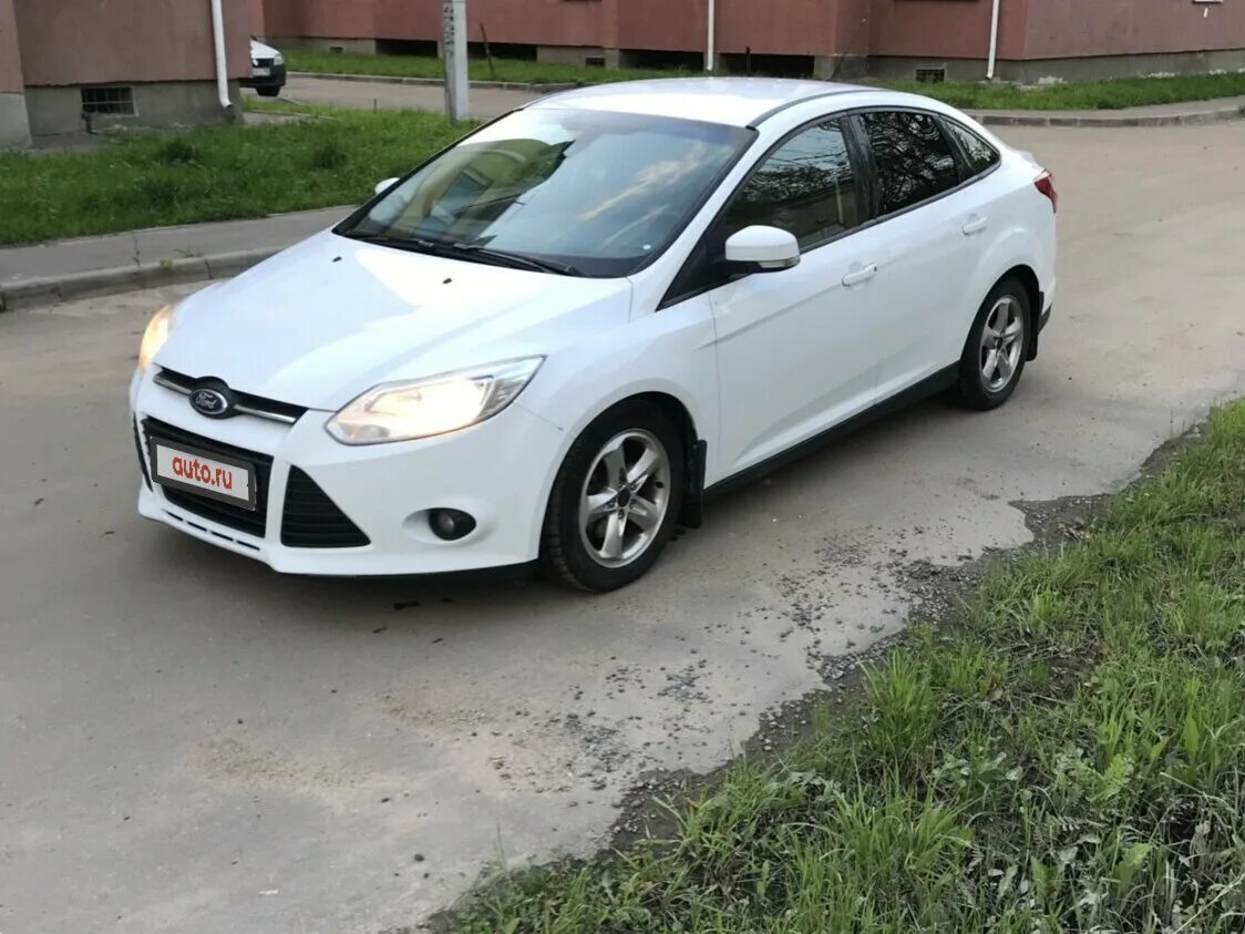 Ford focus 2012 седан белый. Форд фокус 3 седан белый 2012. Ford focus 3 седан белый 2012. Alcasta r16 m28. Форд фокус 3 2014 белый.