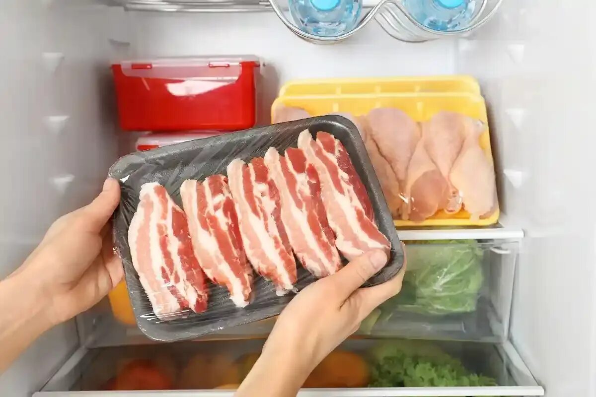 Сколько по времени размораживается мясо. Бекон в холодильнике. ящик для разморозки мяса. сколько размораживается мясо.