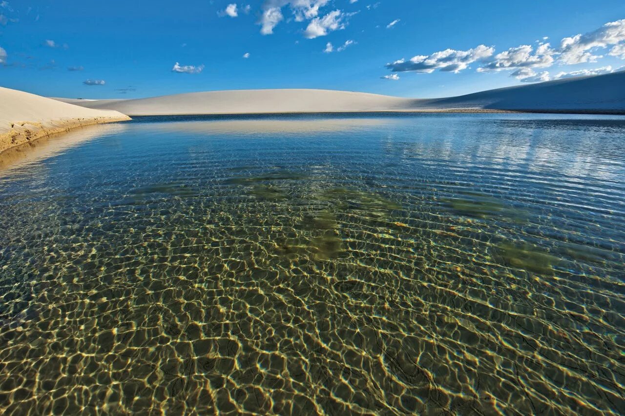 прозрачная вода море. байкал голубая вода. сероводород на дне черного моря. пустыня ленсойс-мараньенсис. чистое озеро.