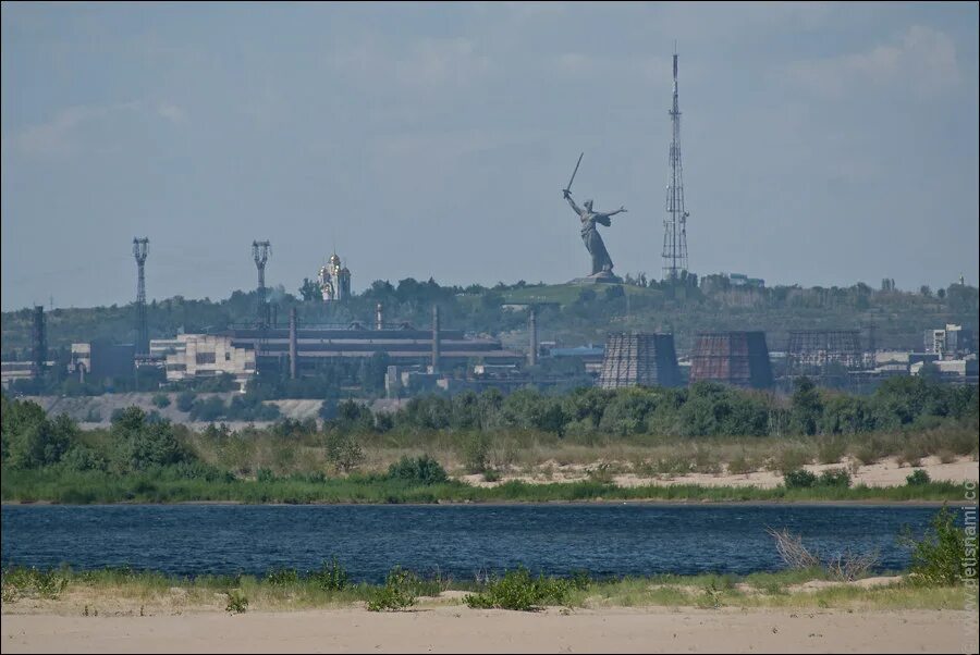 Вода в волге волгоград сегодня. Река Волга Волгоград. Волга Волгоград в Волгограде. Краснооктябрьский завод Волгоград вид с Волги. Волгоград стадион вид с Волги.