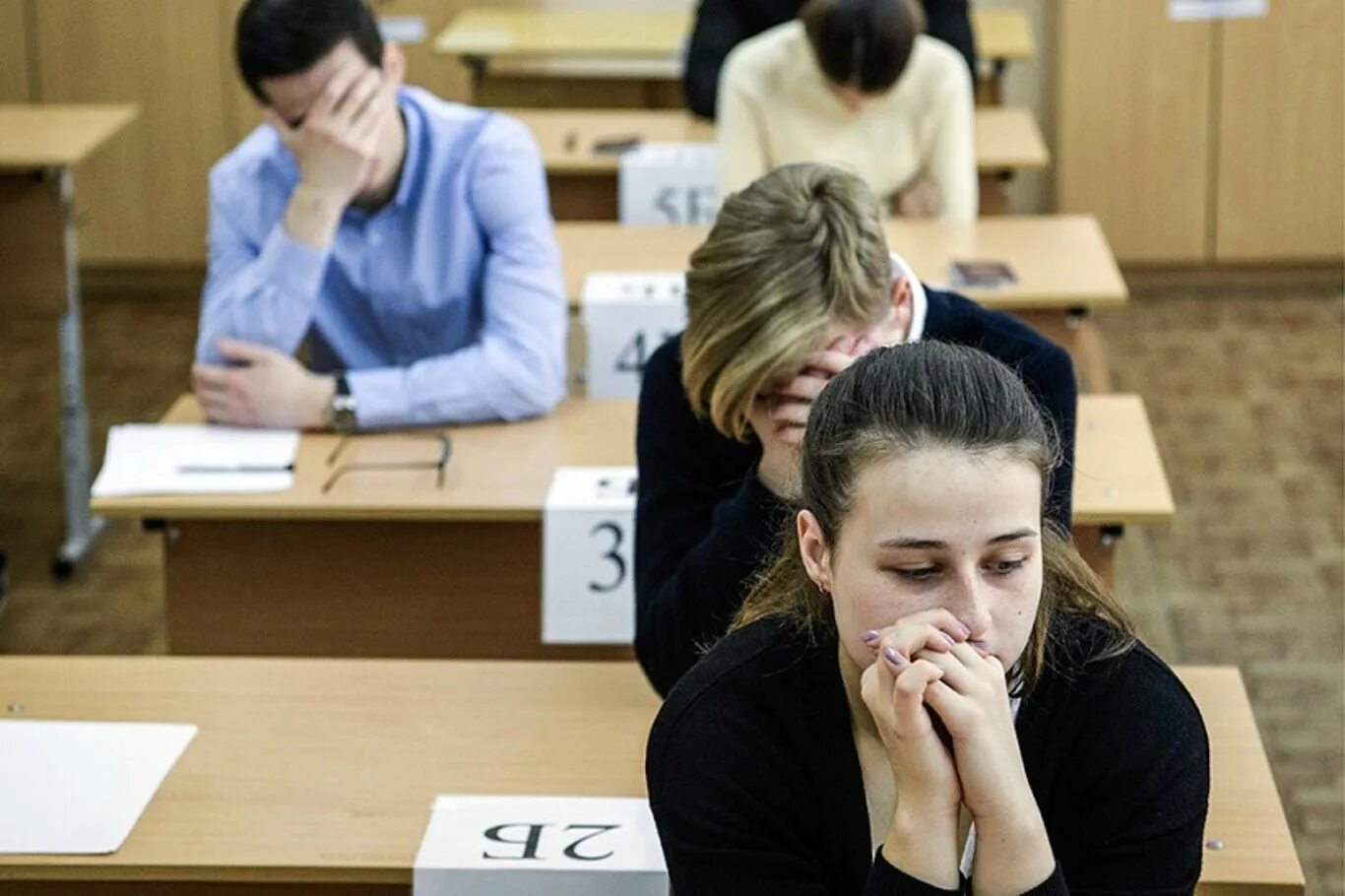 Пятерка на экзамене. Стресс на экзамене. Ученики на ЕГЭ. Старшеклассники ЕГЭ. Школьники перед ЕГЭ.