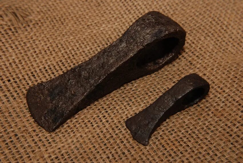 боевые топоры викингов музей. топоры готов. ниффлварский бородовидный топор. топоры готов. топор "viking hand axe".