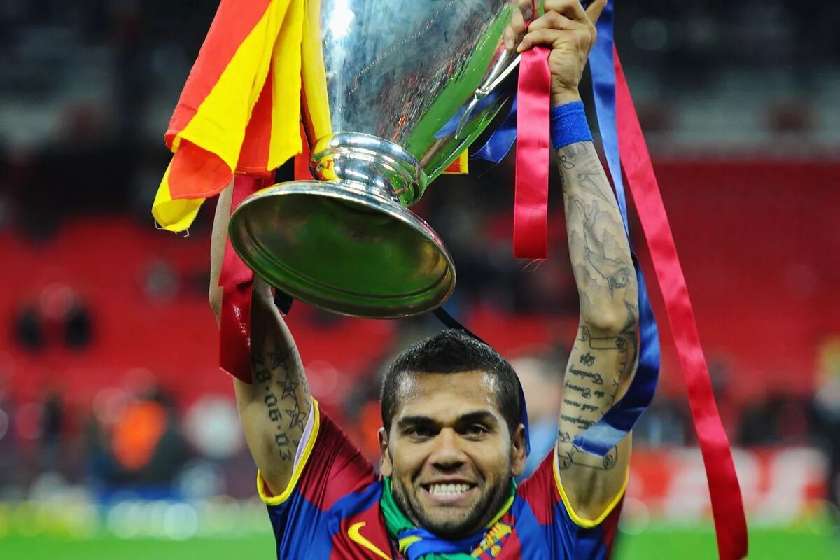 Дани Алвес. Дани Алвес футболист. Дани Алвес фото. Dani Alves Trophy. Дани алвес жив