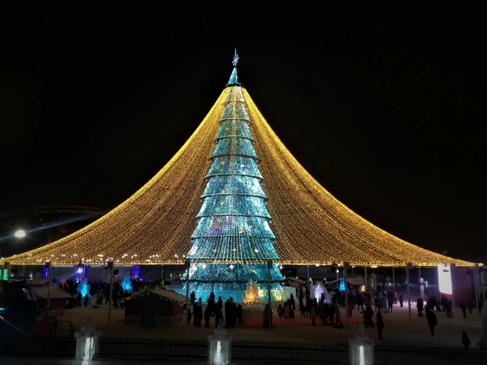 елка у чаши казань. казань новый год. казанская елка 2022. елка у чаши казань. елка у чаши казань 2022.