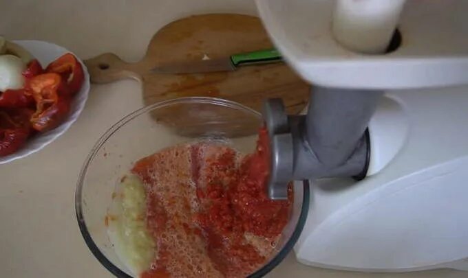 Томат с перцем через мясорубку на зиму. Яблоки через помидорную мясорубку. можно ли пропустить овощи через мясорубку.