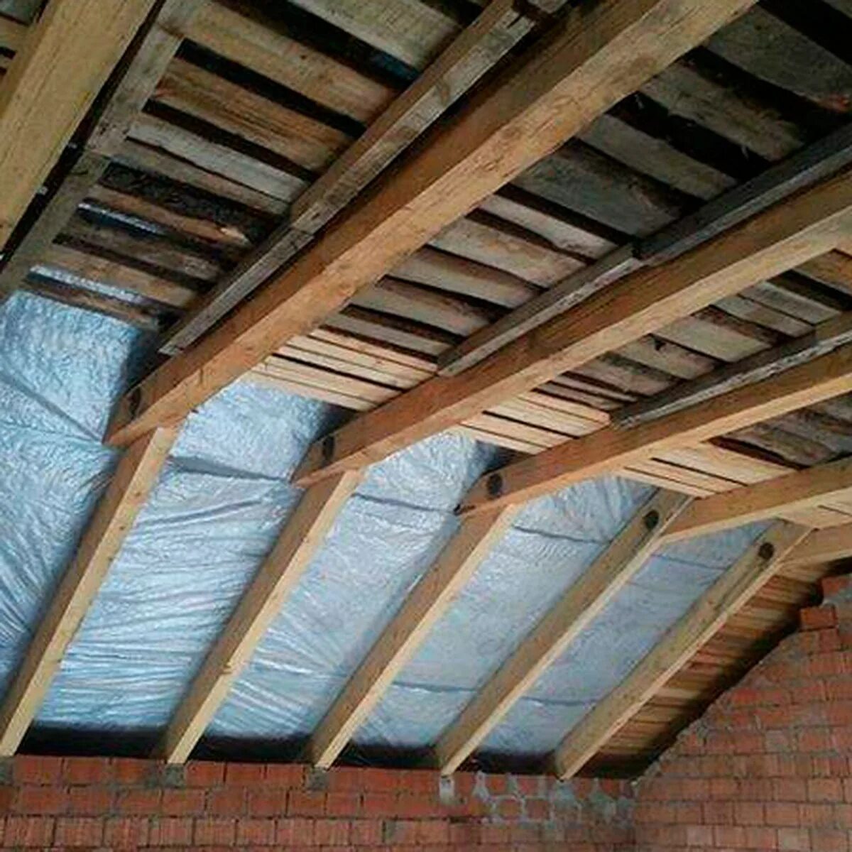 Подшивка потолка доской. Подшивка деревянного перекрытия. Подшив потолка по балкам. Черновой потолок доской 25. Подшивка потолка доской.