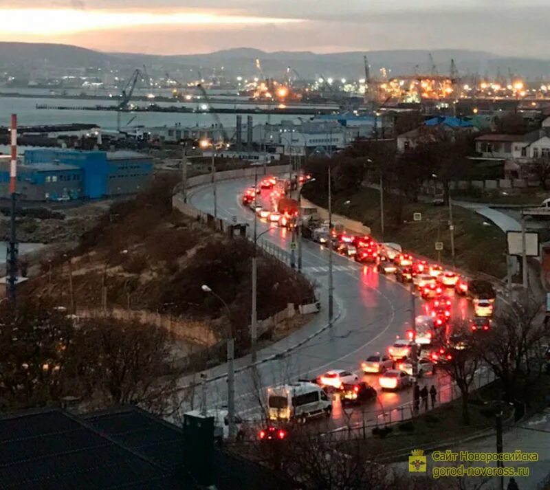 туристы новороссийск. город новороссийск. город новороссийск краснодарский край. малая земля новороссийск коса. новороссийск центр города.