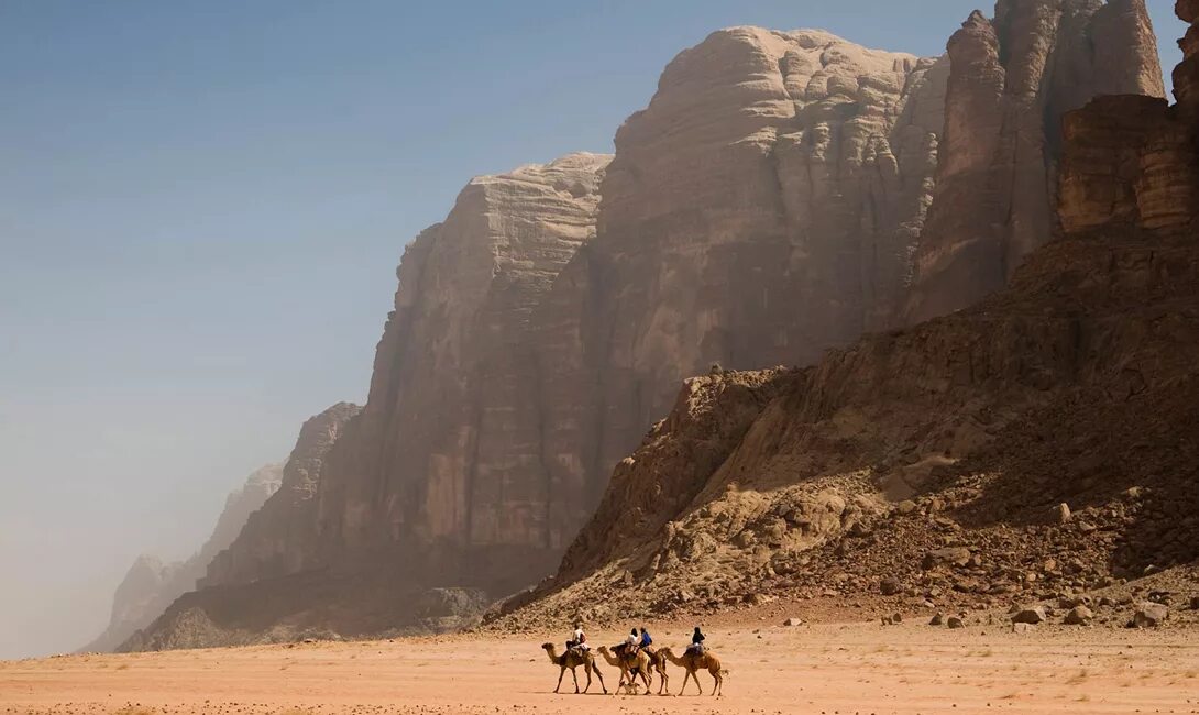 Был виден из далека. Вади-рам Иордания. Wadi rum Иордания. Пустыня Вади рам Иордания. Вади рам Лунная Долина Иордания.