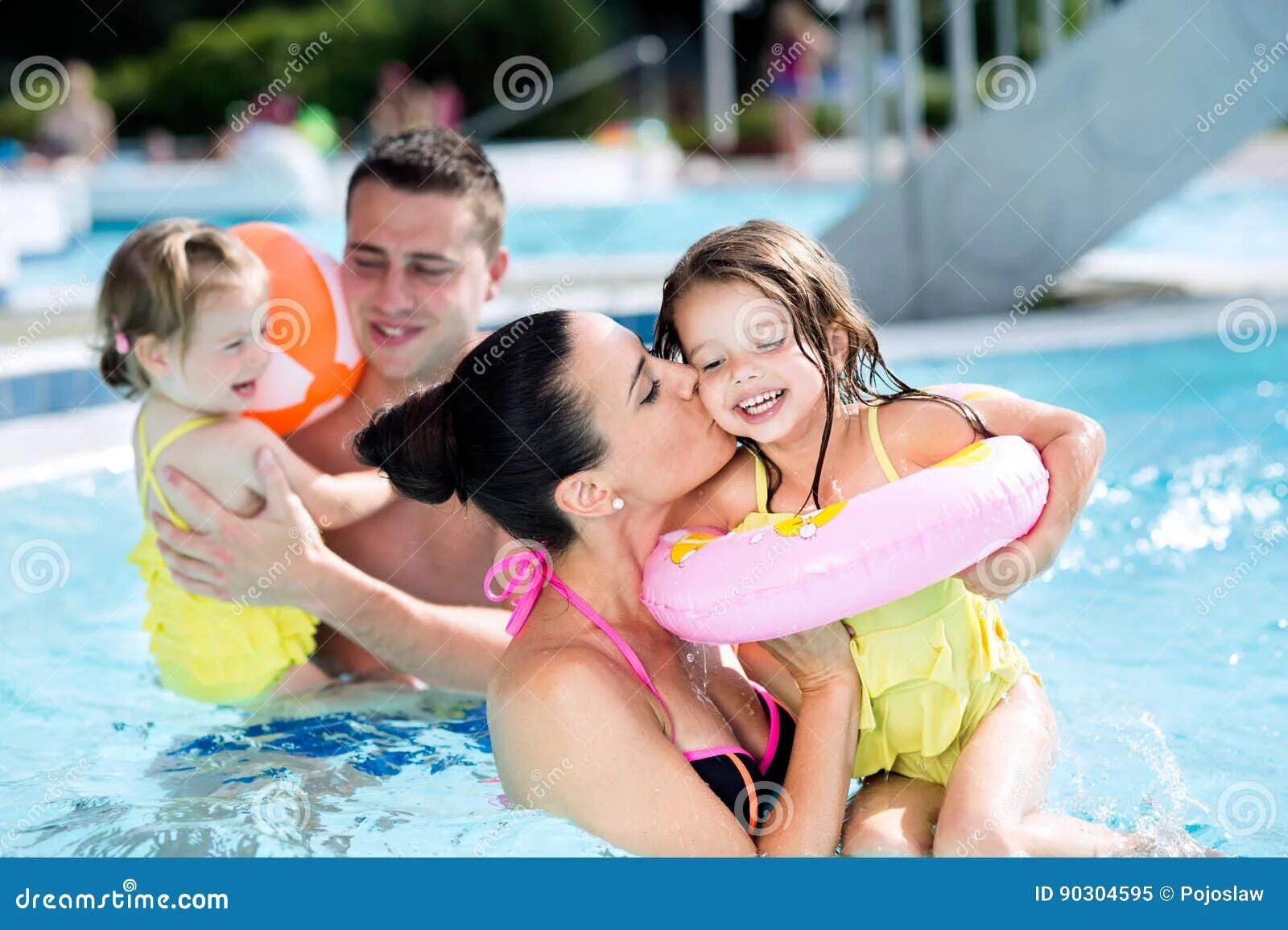 Семья в бассейне. Папа с дочкой в бассейне. Мама с дочкой в бассейне. Натуристские семьи в бассейне. Папа дочка парной