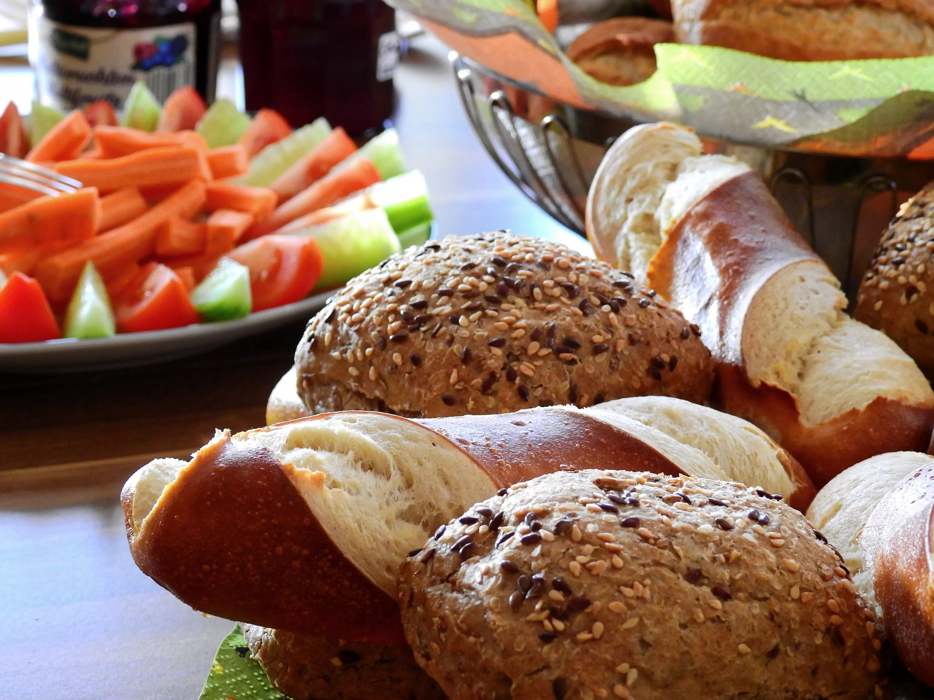 Рыбам можно есть хлеб. Хлеб на праздничном столе. Хлебное ассорти. Ужин с хлебом. Еда в Германии.