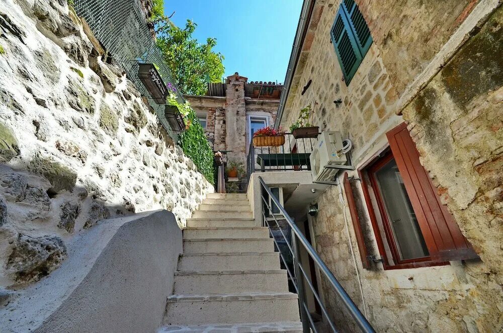 Stone house 3. Old House Черногория. Стены домов в Которе. Автостанция в Которе.