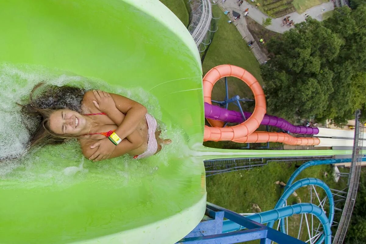 Американские опасные горки в аквапарке. Самый плохой аквапарк в мире. Ужастик пункт назначения аквапарк. Несчастные случаи в аквапарке. Аквапарк случаи.