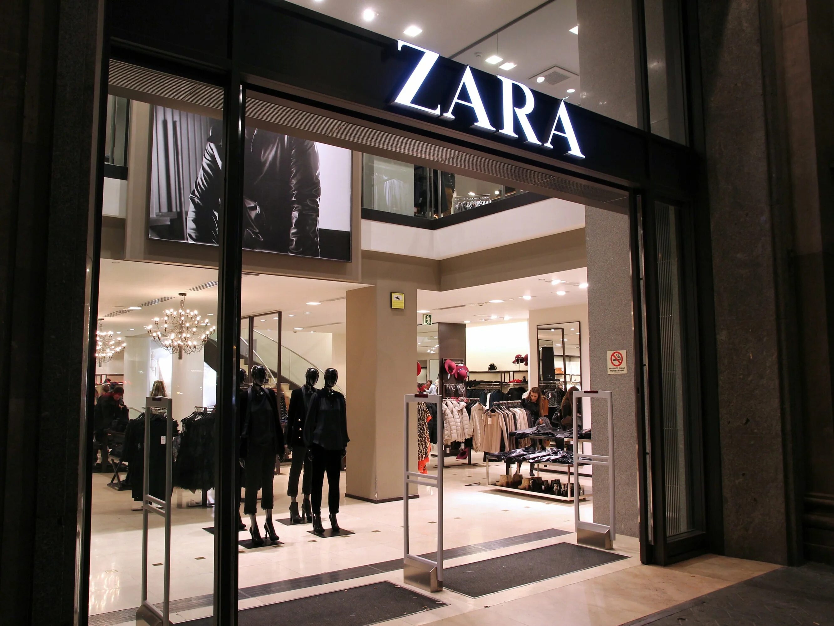 Zara instala probadores 'inteligentes' en sus tiendas Zara, Shop facade, Facade