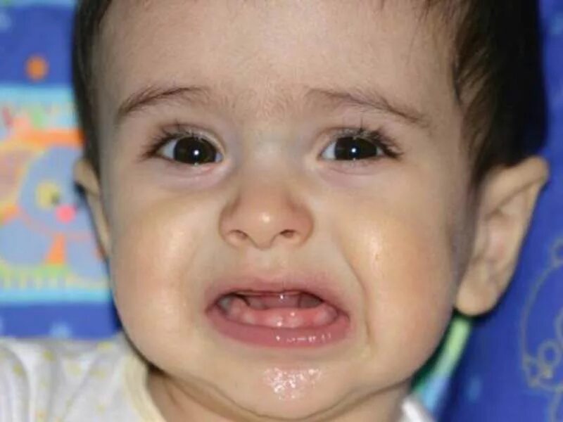 Причины появления зубов. Ппрпкщывание зубов у детей. Демна пои прорезываниизубов. Прорезывание нижних резцов.