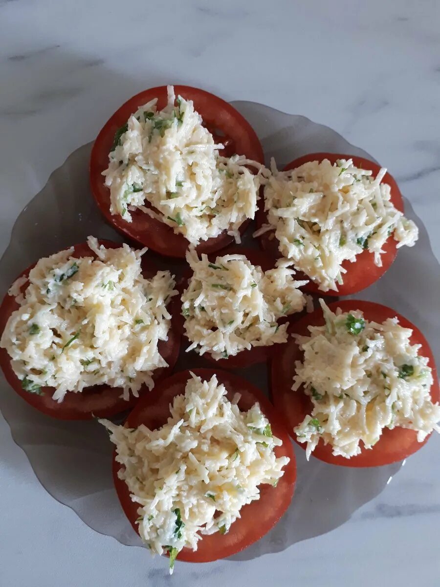 Помидоры быстрая закуска с чесноком. Закуска из помидор. Помидорная закуска. Помидоры с сыром. Помидоры с сыром и чесноком.