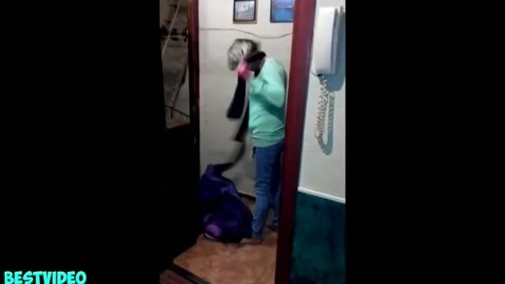 Обоссалась жена вернулась домой. Жена вернулась со свидания. Жена вернулась домой видео. Чего хотят женщины бурунов. Короткие анекдоты.