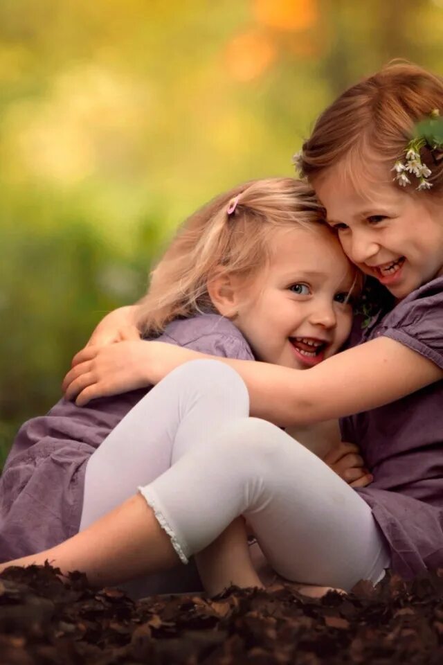 Дети и природа. Девочка смеется. Мальчик обнимает девочку. Две девочки смеются. Two cute
