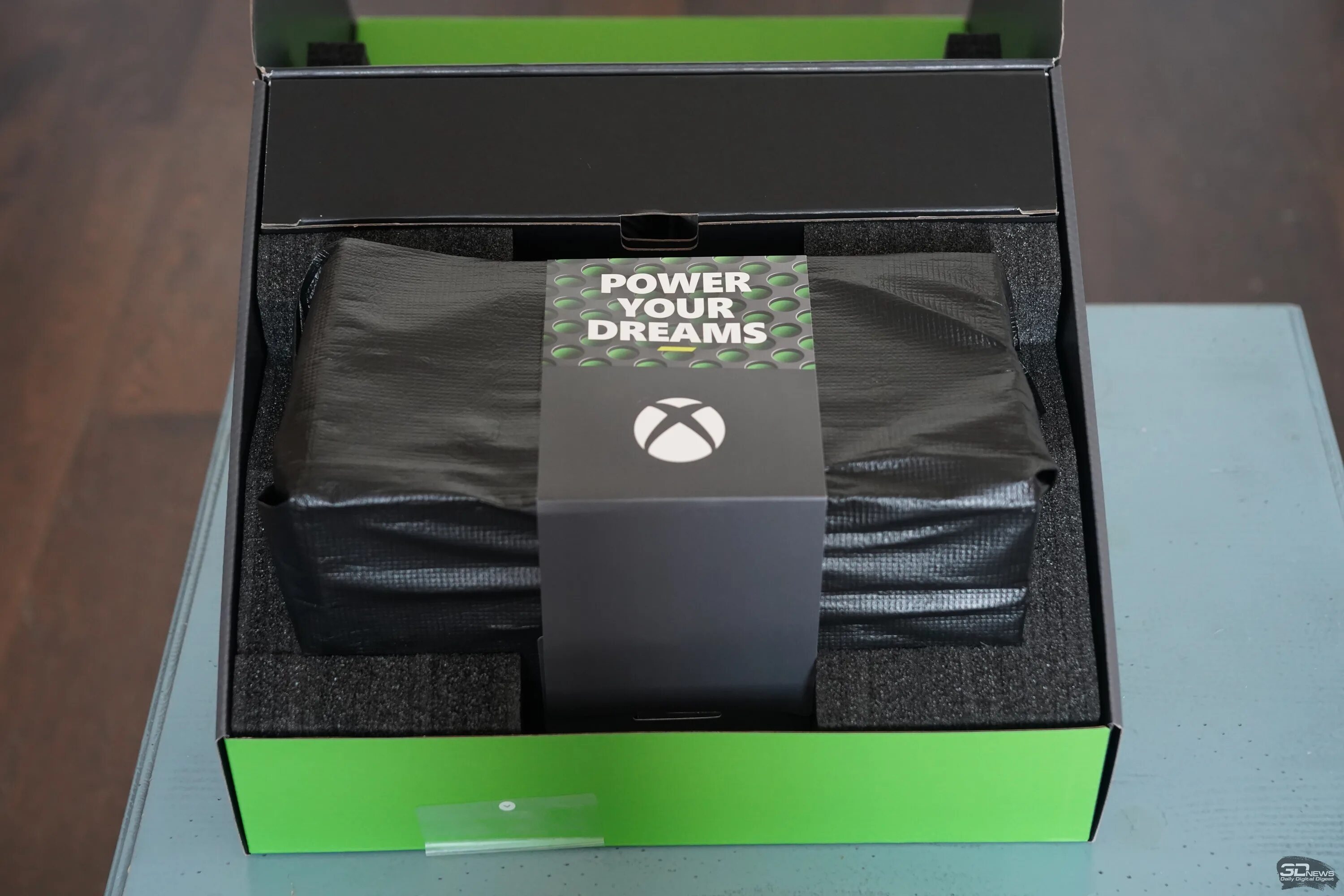 Xbox series 3. Иксбокс Сериес s комплектация. Xbox Series s комплектация в коробке. Xbox Series x в коробке. Икс бокс Сериес с коробка.